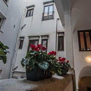 santandrea-luxury-rooms-in-vucciria.palermohotels.org/