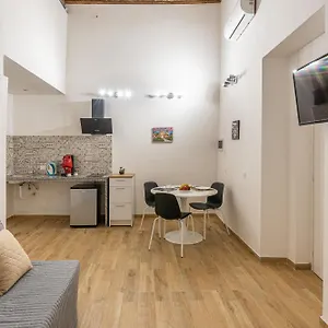 quattro-canti-rooms.palermohotels.org/